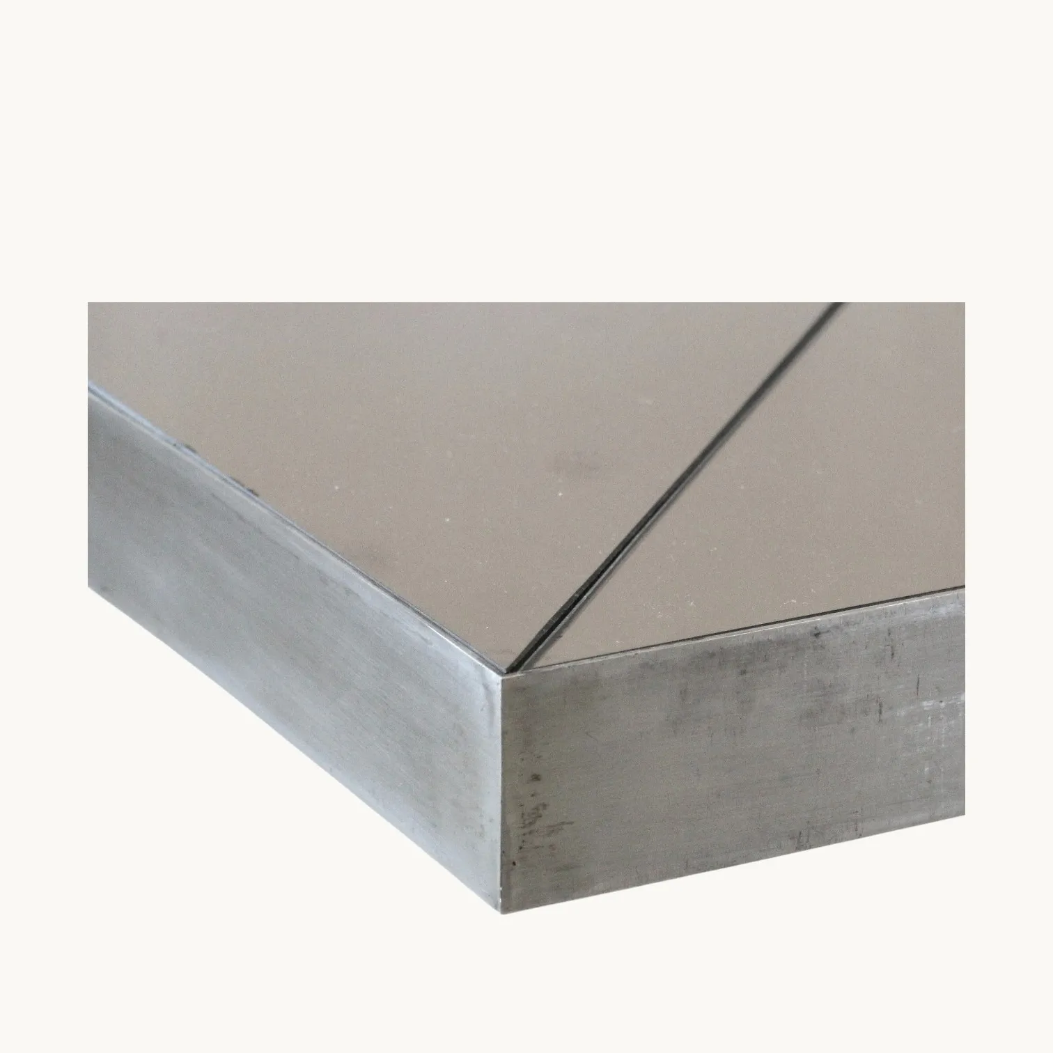 Une table carrée, Italie années 70. image 6
